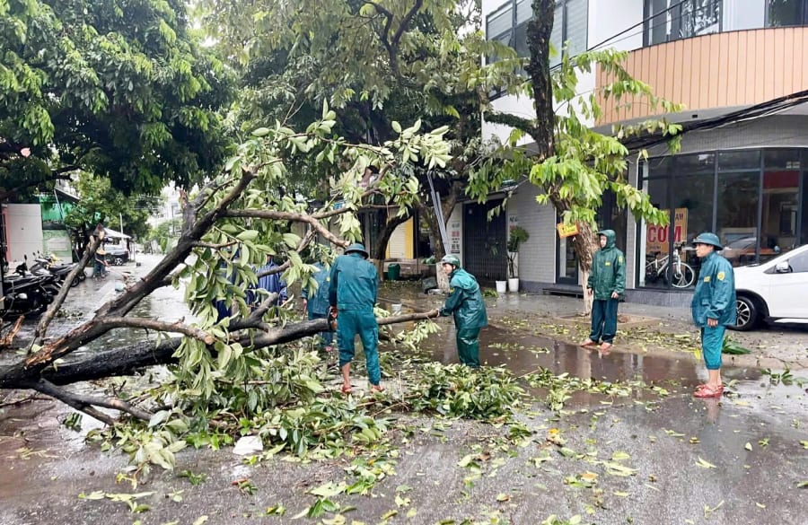 Lực lượng Bộ đội Bi&ecirc;n ph&ograve;ng tỉnh tham gia giải ph&oacute;ng c&aacute;c tuyến đường giao th&ocirc;ng bị c&acirc;y xanh g&atilde;y đổ&nbsp; - Ảnh: T.L