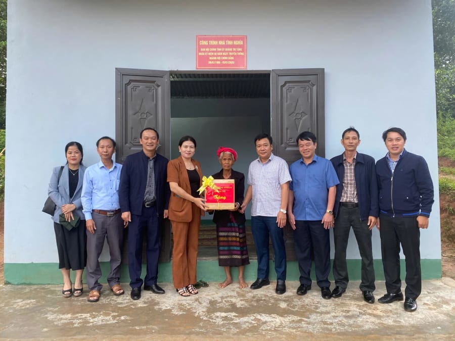 Ban Nội ch&iacute;nh Tỉnh ủy trao quà h&ocirc;̃ trợ gia đ&igrave;nh Bà H&ocirc;̀ Thị Mừn tại xã Hướng Phùng