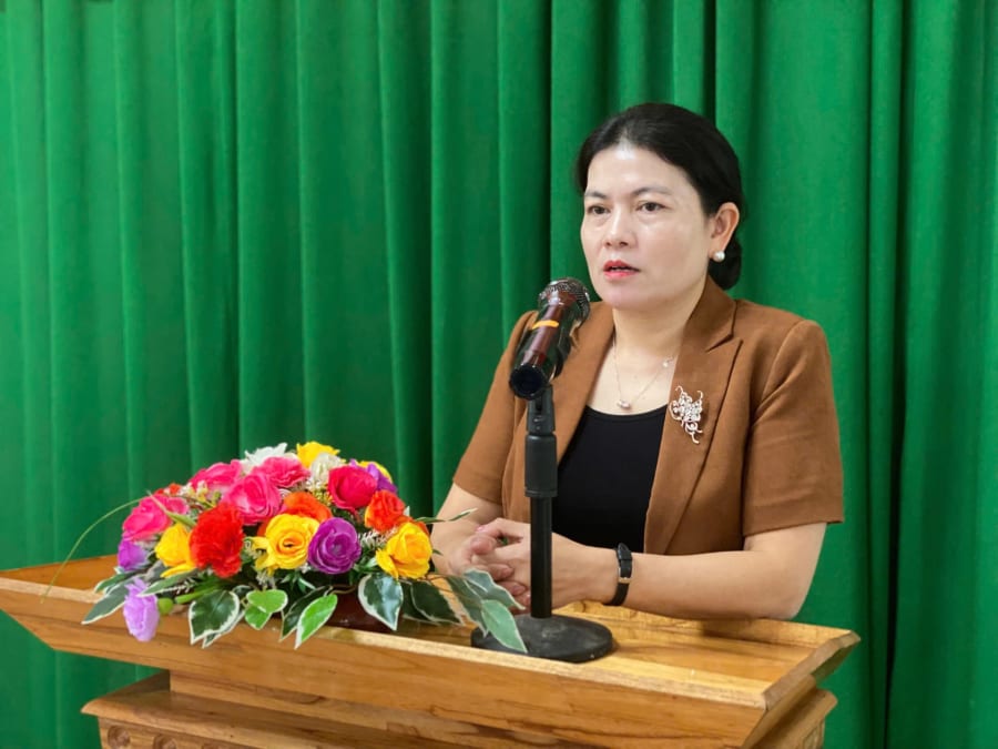 Đồng ch&iacute; Ly Kiều V&acirc;n, UVBTV, Trưởng Ban Nội ch&iacute;nh Tỉnh ủy phát bi&ecirc;̉u động vi&ecirc;n với các gia đình được h&ocirc;̃ trợ nhà ở