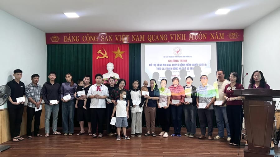 Bệnh nhi ung thư và bệnh hiểm nghèo trên địa bàn tỉnh được trao kinh phí hỗ trợ điều trị