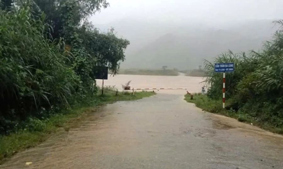 Nhiều tuyến đường giao thông trên địa bàn tỉnh bị ngập lụt do ảnh hưởng bão số 12 - Ảnh: CTV