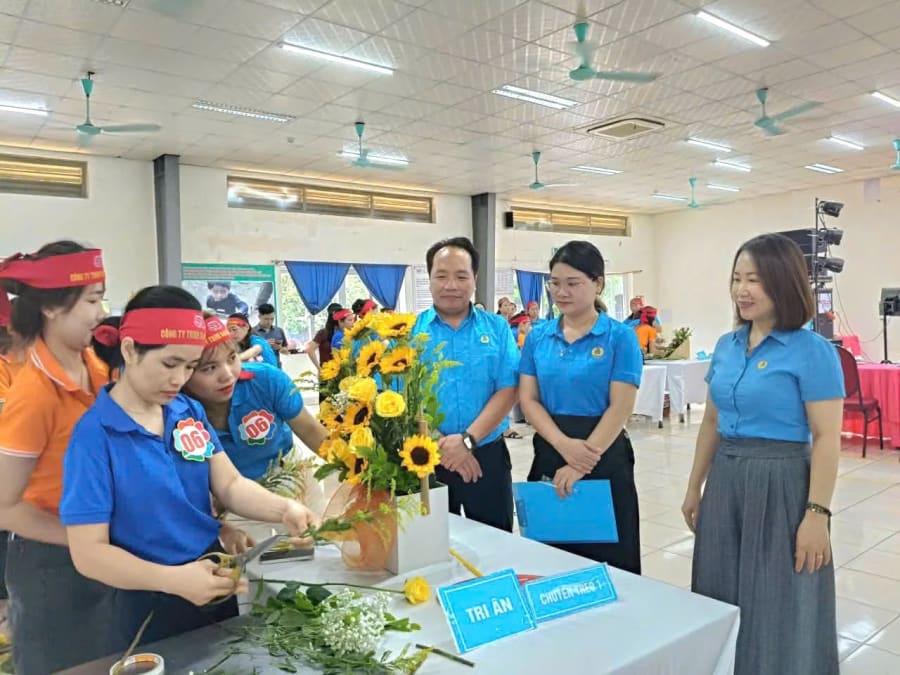Lao động nữ ở C&ocirc;ng ty TNHH S&D Quảng B&igrave;nh tham gia hội thi cắm hoa - Ảnh: LĐLĐ&nbsp;tỉnh Quảng Trị
