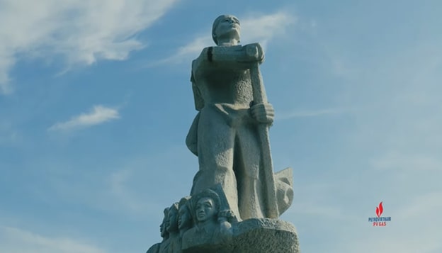 Tượng đ&agrave;i mẹ Suốt
