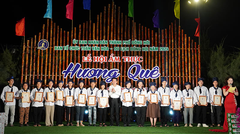Chủ tịch UBND TP. Đồng Hới Ho&agrave;ng Ngọc Đan trao giấy chứng nhận tham gia lễ hội ẩm thực &ldquo;Hương qu&ecirc;&rdquo; cho c&aacute;c hộ kinh doanh.