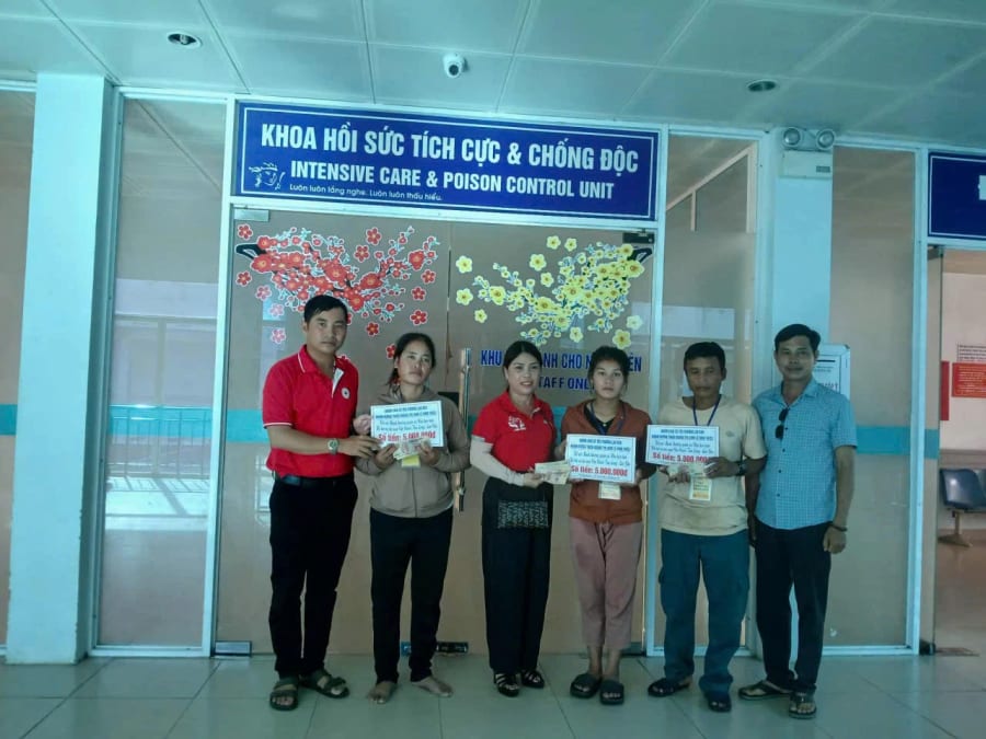 Các nhóm thiện nguyện trao tiền hỗ trợ cho các gia đình có nạn nhân bị thương nặng do vụ tai nạn - Ảnh: Nhóm thiện nguyện cung cấp