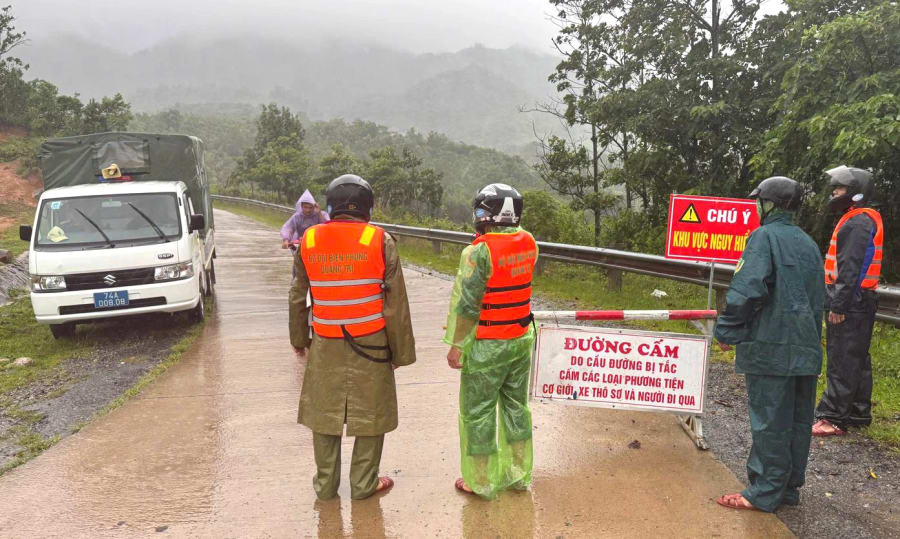 Chính quyền các địa phương và lực lượng chức năng chủ động phối hợp lập rào chắn tại các điểm ngập lụt để bảo đảm an toàn.