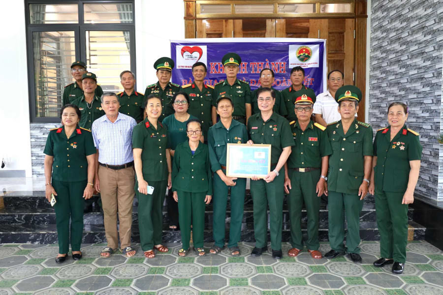 Bàn giao nhà Đại đoàn kết cho cựu chiến binh Cao Non Sông ở xã Kim Phú.