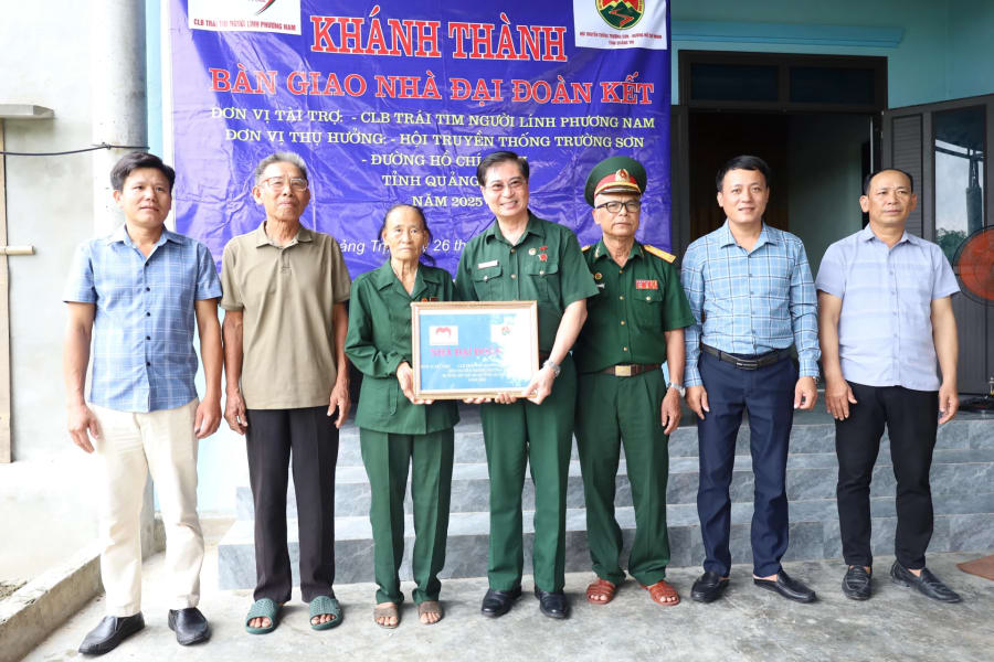 Bàn giao nhà Đại đoàn kết cho cựu chiến binh Phan Thị Lại ở xã Phú Trạch.