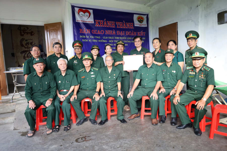 Bàn giao nhà Đại đoàn kết cho cựu chiến binh Trương Thị Vân ở xã Nam Ba Đồn
