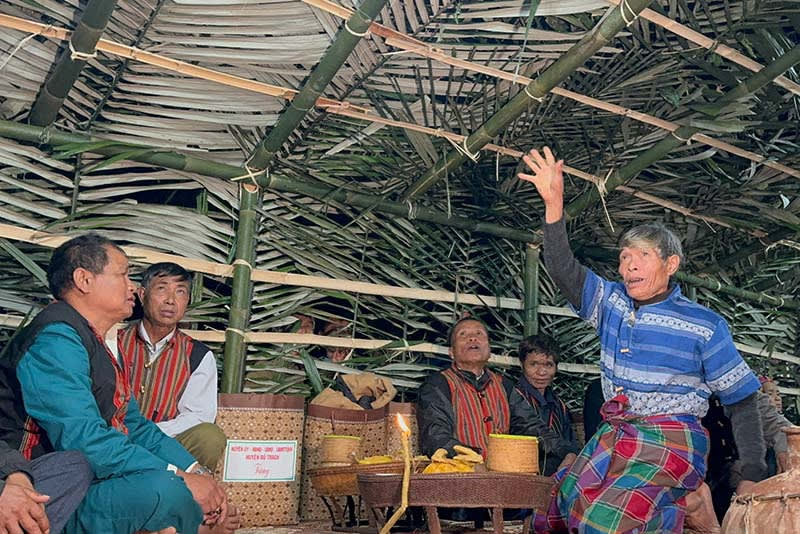 Phần lễ với với c&aacute;c nghi thức c&uacute;ng Gi&agrave;ng, d&acirc;ng lễ vật, cầu mong những điều tốt đẹp đến với bản l&agrave;ng.