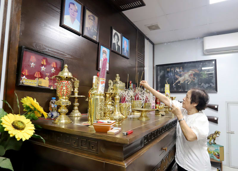 Bà Hoàng Mộng Liên con gái tướng Hoàng Sâm dâng hương trước bàn thờ gia tộc và bố mình.