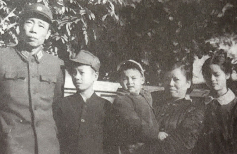 Gia đình thiếu tướng Hoàng Sâm.