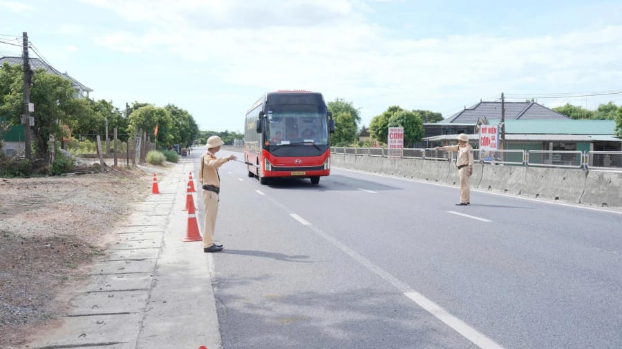 Lực lượng Cảnh sát giao thông tăng cường tuần tra, kiểm soát, xử lý vi phạm về trật tự, an toàn giao thông trên địa bàn - Ảnh: T.L