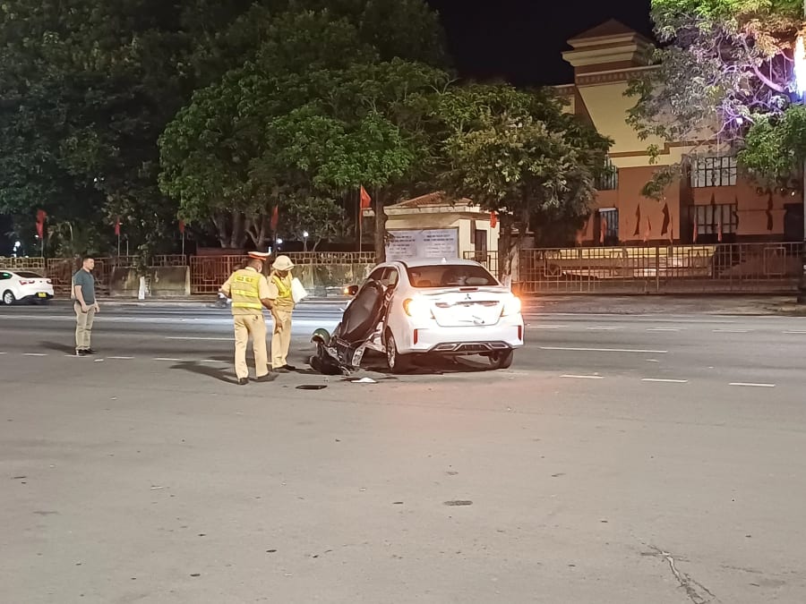 Lực lượng chức năng xử lý vụ tai nạn giao thông tại phường Đồng Hới- Ảnh: T.L