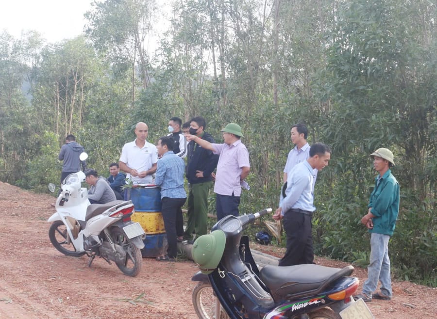 UBND x&atilde; Ph&uacute; Trạch kiểm tra hiện trường về việc Trang trại chăn nu&ocirc;i lợn của C&ocirc;ng ty TNHH Chăn nu&ocirc;i B&igrave;nh Chi Nam Hưng bị tố xả thải g&acirc;y &ocirc; nhi&ecirc;m m&ocirc;i trường. 