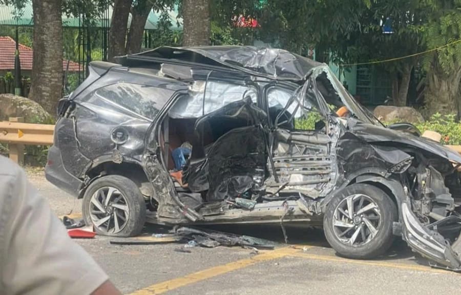 Sau va chạm, ô tô con biến dạng hoàn toàn - Ảnh: CTV