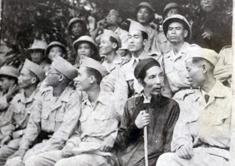 Thiếu tướng Hoàng Sâm (bên phải) đang nói chuyện với cụ Bùi Kỷ (Chủ tịch Uỷ ban Liên Việt) tại Đại hội Luyện quân lập công do quân và dân Liên khu 3 tổ chức tại Sở Kiện, Phủ Lý, Hà Nam, năm 1948. Ảnh: Tư liệu