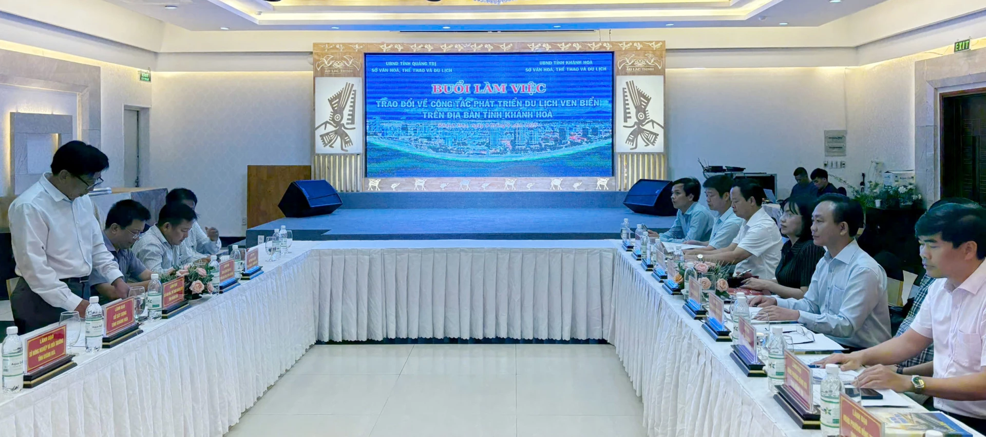 Quang cảnh buổi l&agrave;m việc.