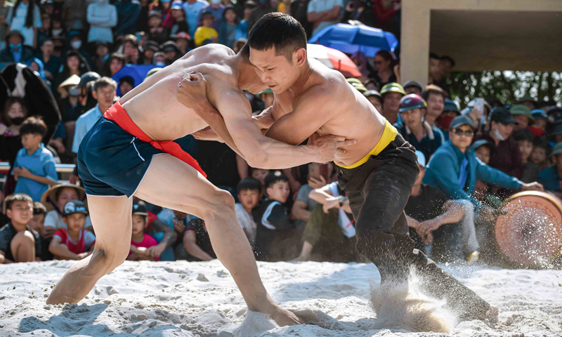 Hội vật thu hút nhiều người tham gia, thể hiện tinh thần thượng võ của người dân địa phương.