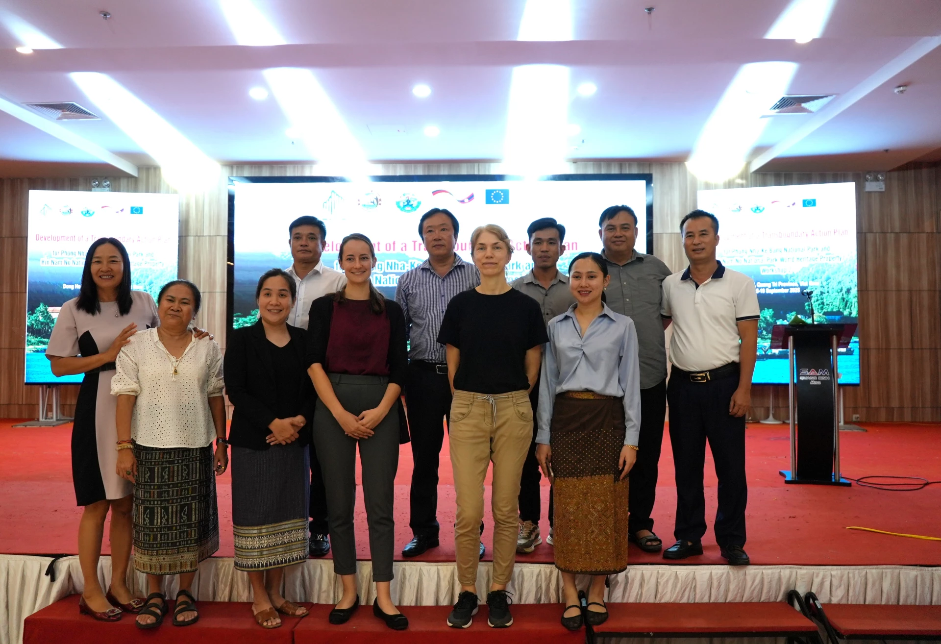 C&aacute;c đại biểu chụp ảnh lưu niệm tại hội thảo - Ảnh: Trung Đức