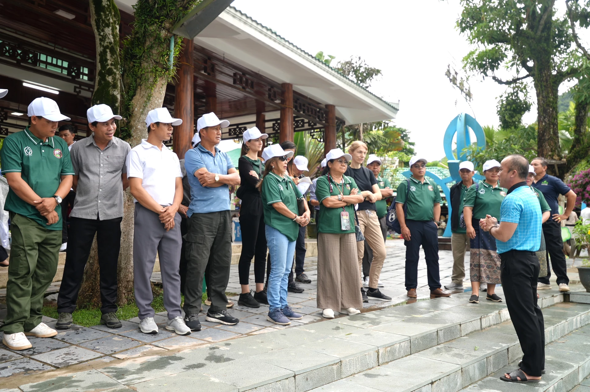 Đo&agrave;n khảo s&aacute;t hoạt động du lịch tại Trung t&acirc;m Du lịch Phong Nha-Kẻ B&agrave;ng - Ảnh: Trung Đức