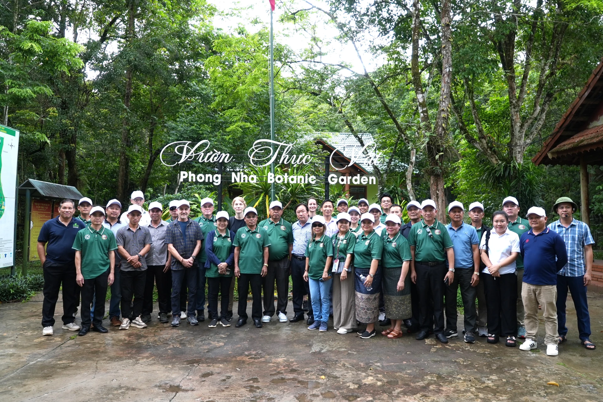 Đo&agrave;n khảo s&aacute;t hoạt động du lịch tại Điểm du lịch sinh th&aacute;i v&agrave; diễn giải m&ocirc;i trường Vườn thực vật - Ảnh: Trung Đức