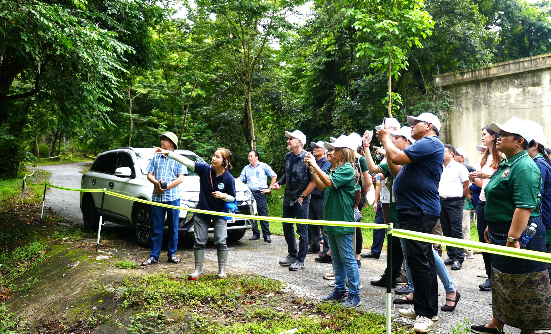 Đo&agrave;n khảo s&aacute;t tại Cơ sở bảo tồn động vật hoang d&atilde; Phong Nha-Kẻ B&agrave;ng - Ảnh: Trung Đức