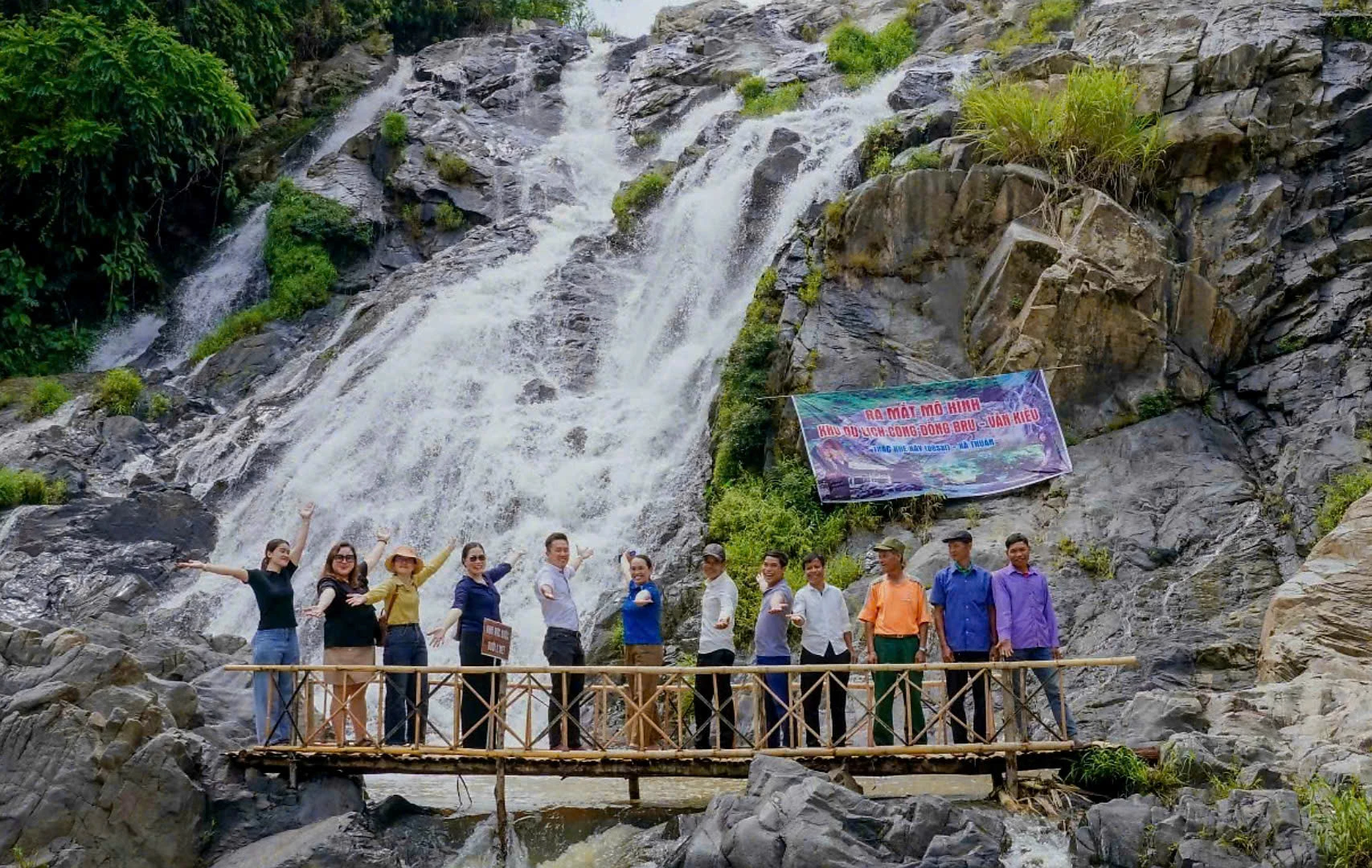 Du kh&aacute;ch check-in tại th&aacute;c Khe Xay&nbsp;- Ảnh: K.S