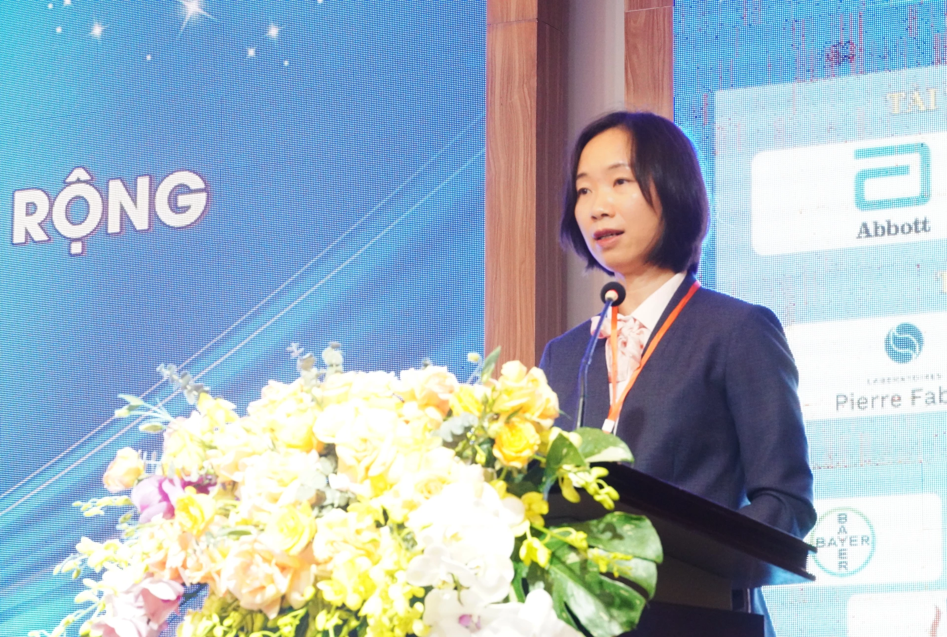 Tiến sĩ, bác sĩ Trần Thị Sơn Trà, Phó Giám đốc Bệnh viện hữu nghị Việt Nam - Cuba Đồng Hới phát biểu khai mạc hội nghị - Ảnh: H.L