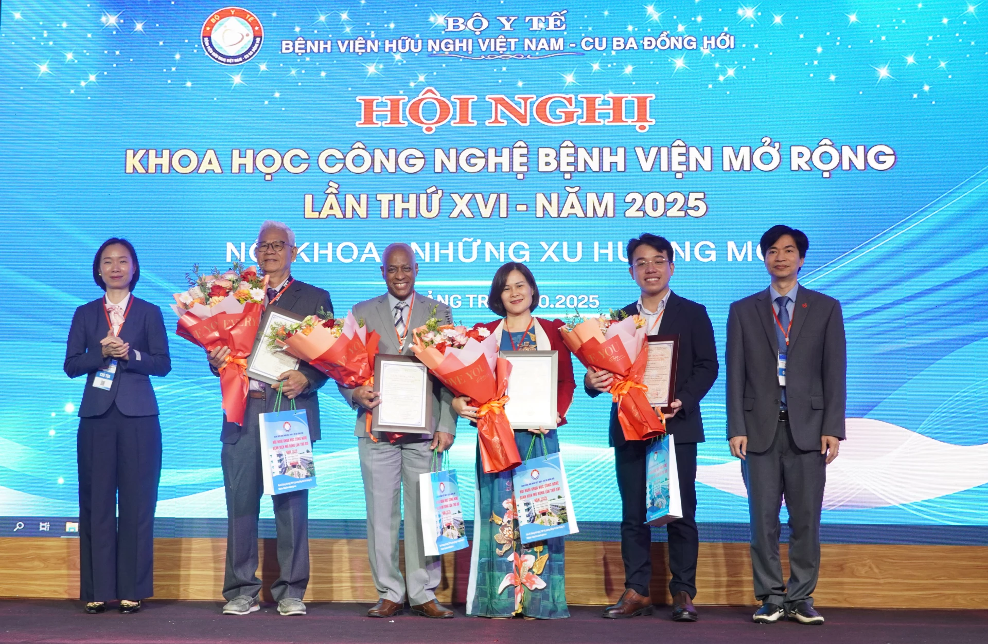 Ban tổ chức trao Giấy chứng nhận CME (Continuing Medical Education, là chứng chỉ Đào tạo Y khoa liên tục) cho các báo cáo viên - Ảnh: H.L