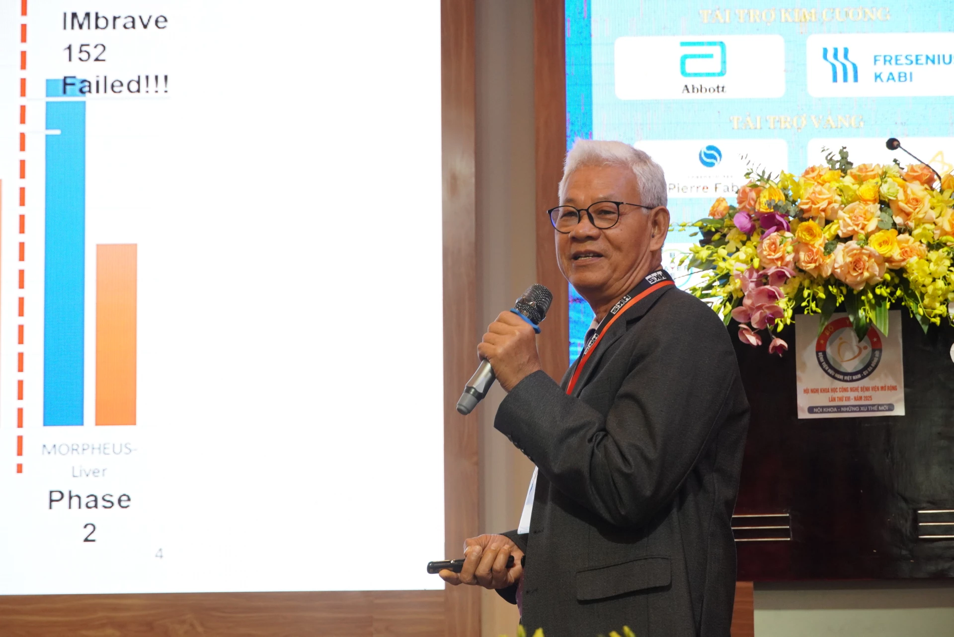 Phó giáo sư, tiến sĩ, bác sĩ Nguyễn Đại Bình trình bày chuyên đề Tối ưu hóa điều trị tại chỗ trong ung thư gan mật - Ảnh: H.L