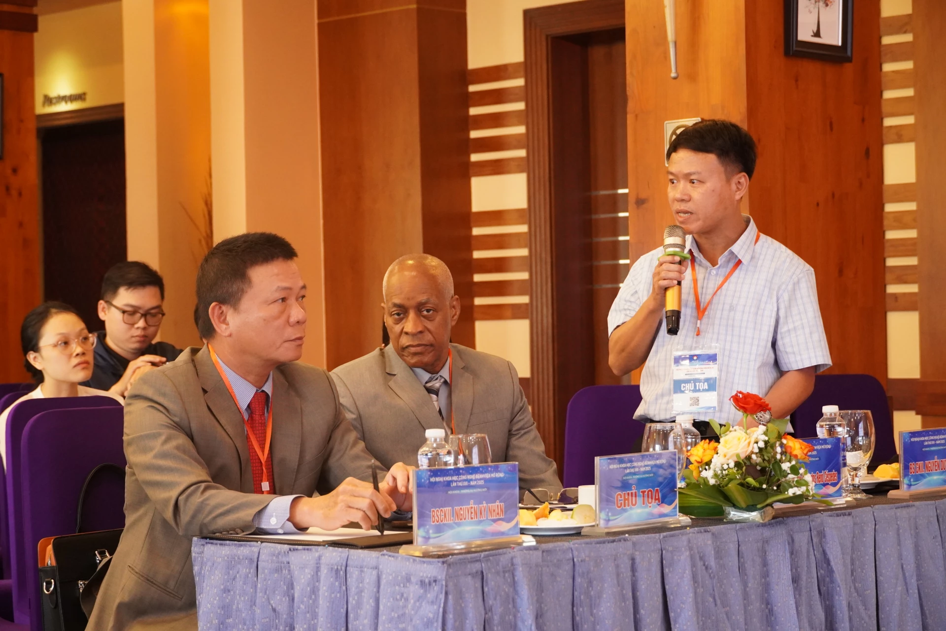 Phó giáo sư, tiến sĩ, bác sĩ Nguyễn Đại Bình trình bày chuyên đề Tối ưu hóa điều trị tại chỗ trong ung thư gan mật - Ảnh: H.L