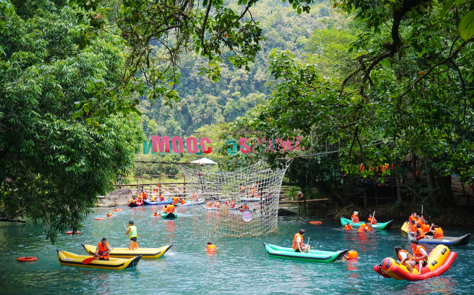 Suối nước Moọc thu h&uacute;t du kh&aacute;ch trong m&ugrave;a du lịch cao điểm&nbsp;- Ảnh: N.H