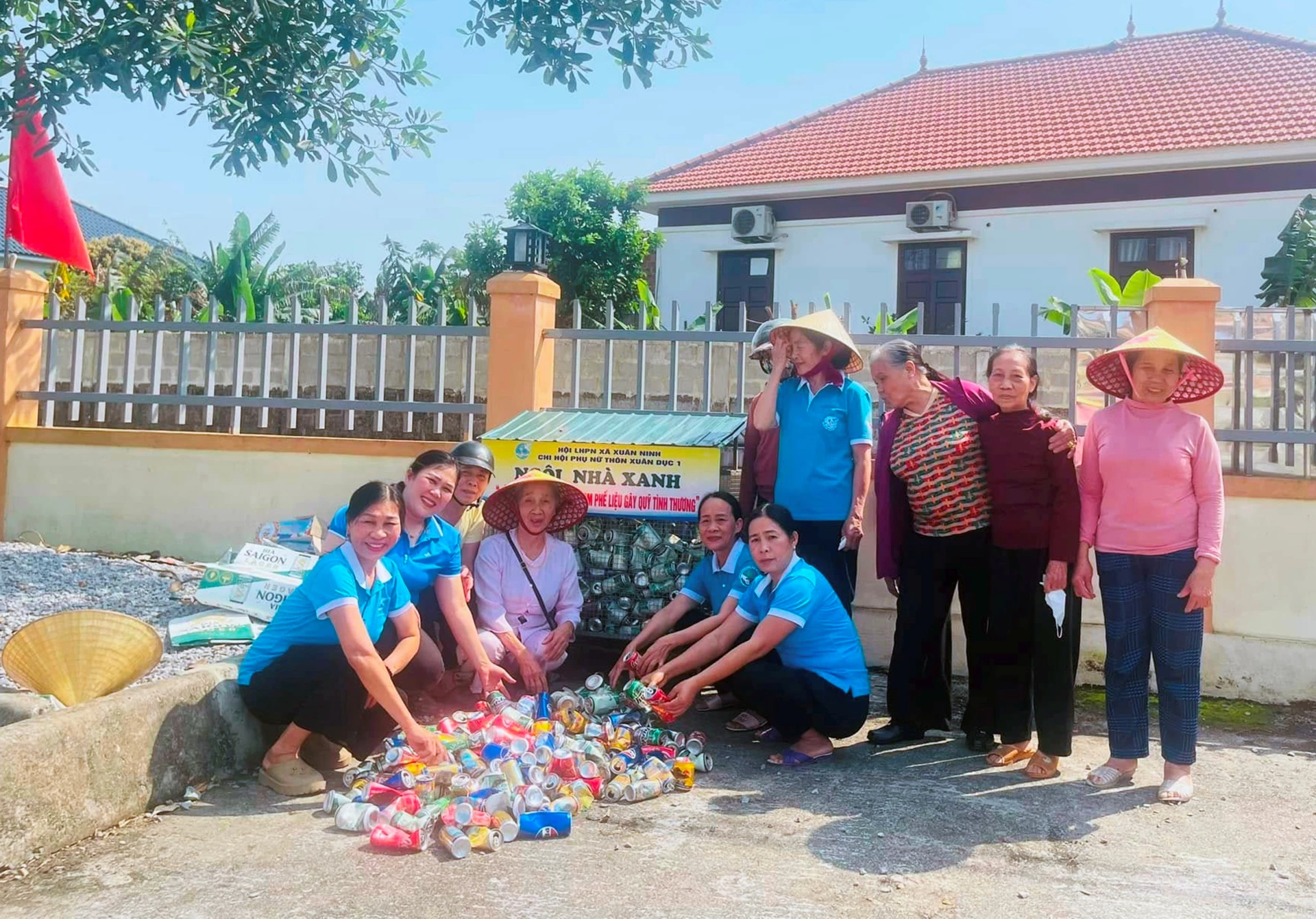 Mô hình “Thu gom phế liệu, gây quỹ tình thương” thu hút đông đảo hội viên, phụ nữ thôn Lộc Long, xã Trường Ninh tham gia -Ảnh: L.C