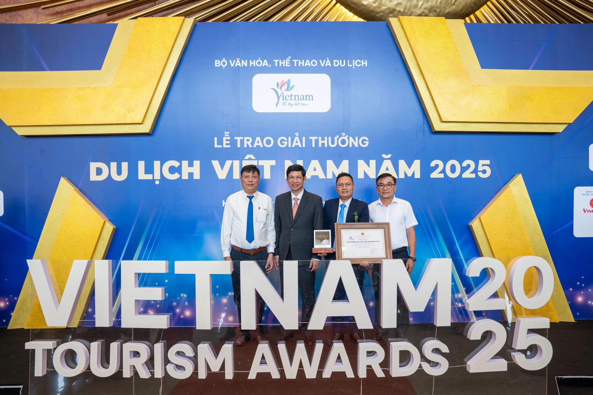 Thứ trưởng Bộ Văn ho&aacute;, Thể thao v&agrave; Du lịch Hồ An Phong c&ugrave;ng đo&agrave;n c&ocirc;ng t&aacute;c tỉnh Quảng Trị. Ảnh: T20 Quyết Thắng cung cấp.