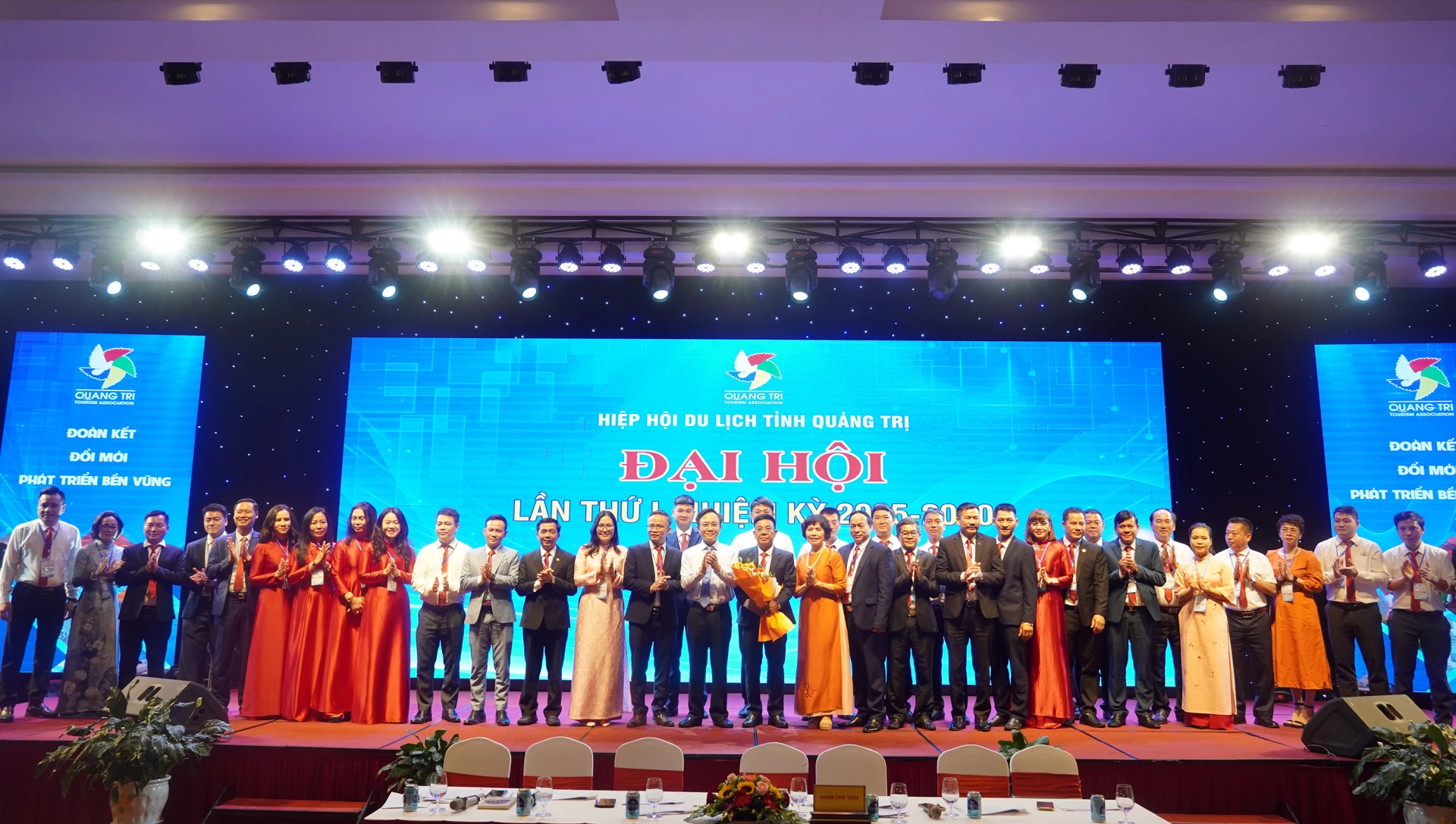 Đồng ch&iacute; Ho&agrave;ng Xu&acirc;n T&acirc;n, Ph&oacute; Chủ tịch UBND tỉnh tặng hoa ch&uacute;c mừng Ban Chấp h&agrave;nh Hiệp hội Du lịch tỉnh Quảng Trị nhiệm kỳ 2025-2030 - Ảnh: N.M