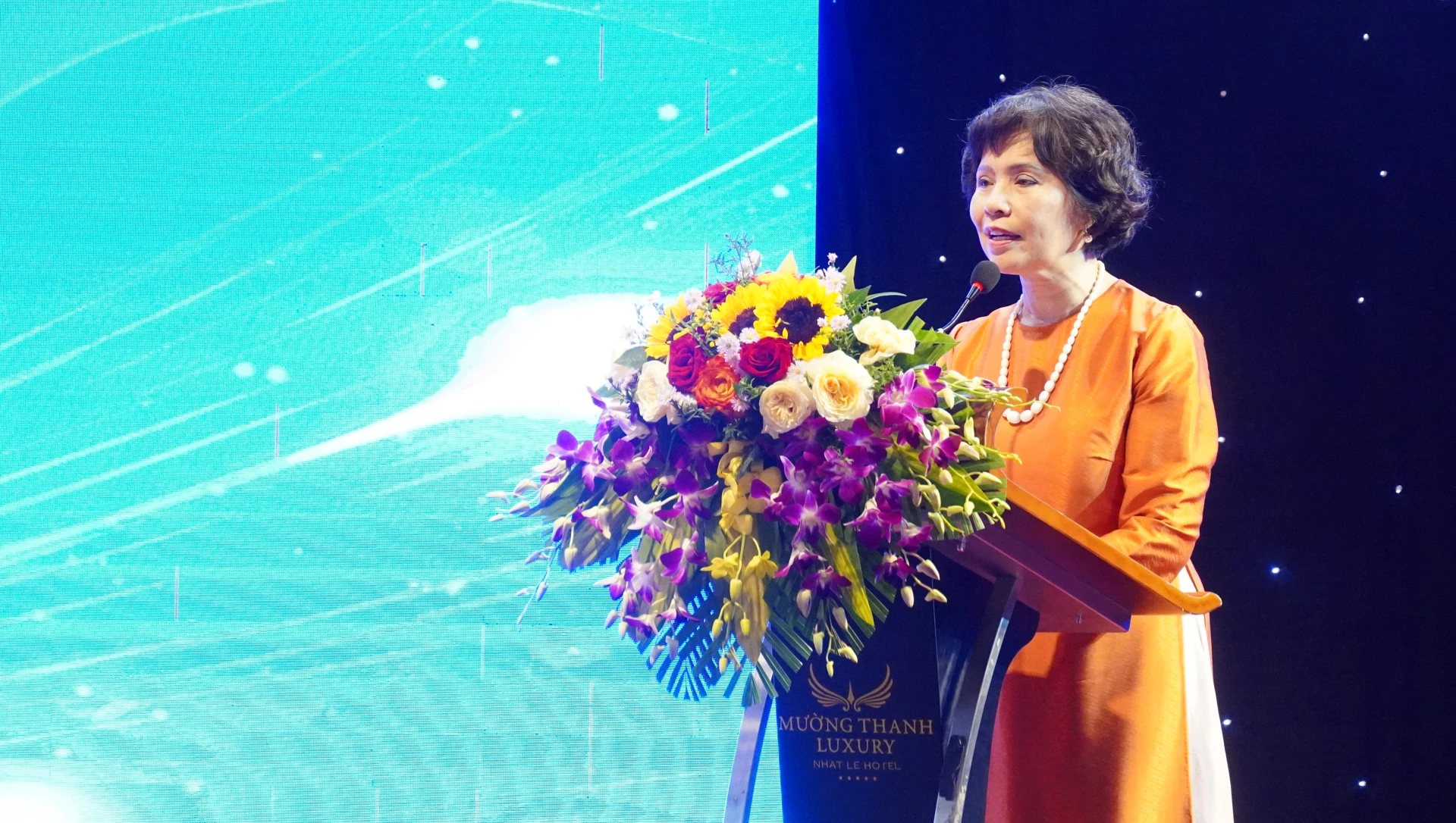 B&agrave; Cao Thị Ngọc Lan, Ph&oacute; Chủ tịch Thường trực Hiệp hội du lịch Việt Nam ph&aacute;t biểu tại Đại hội - Ảnh: N.M