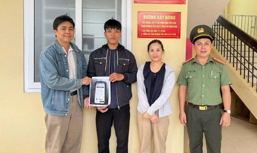 Anh Hồ Minh Khanh (thứ 2 trái sang) trả lại số tiền do chuyển nhầm - Ảnh: CTV