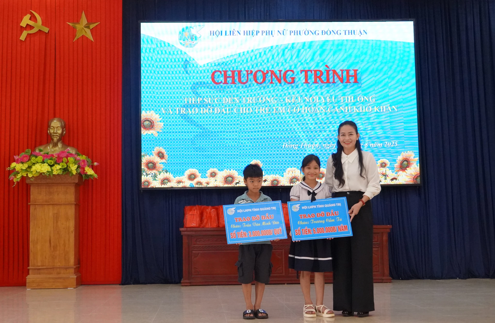 Hội Li&ecirc;n hiệp Phụ nữ tỉnh Quảng Trị nhận đỡ đầu 2 em học sinh tại phường Đồng Thuận - Ảnh: N.H 