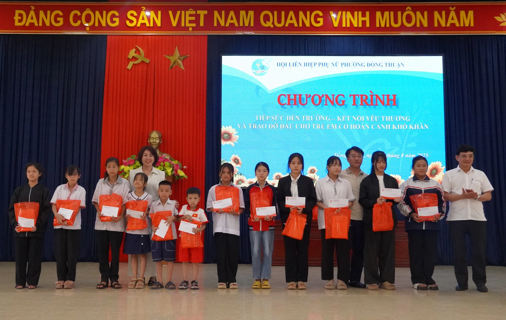 C&aacute;c tổ chức, doanh nghiệp, nh&agrave; hảo t&acirc;m trao qu&agrave; cho c&aacute;c em học sinh c&oacute; ho&agrave;n cảnh kh&oacute; khăn tại phường Đồng Thuận - Ảnh: N.H
