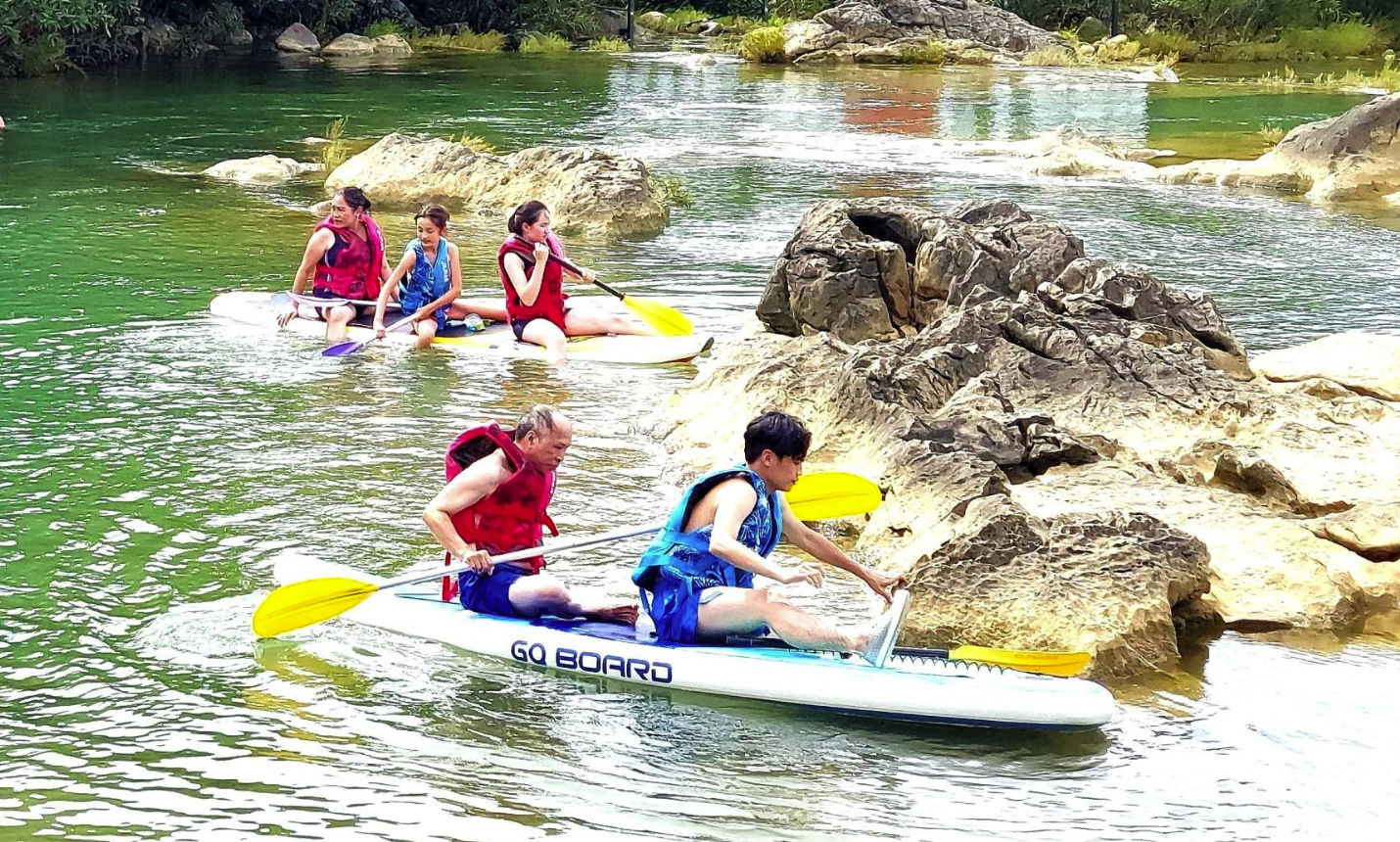 Du kh&aacute;ch th&iacute;ch th&uacute; với tr&ograve; ch&egrave;o SUP tr&ecirc;n khe Nước Lạnh.