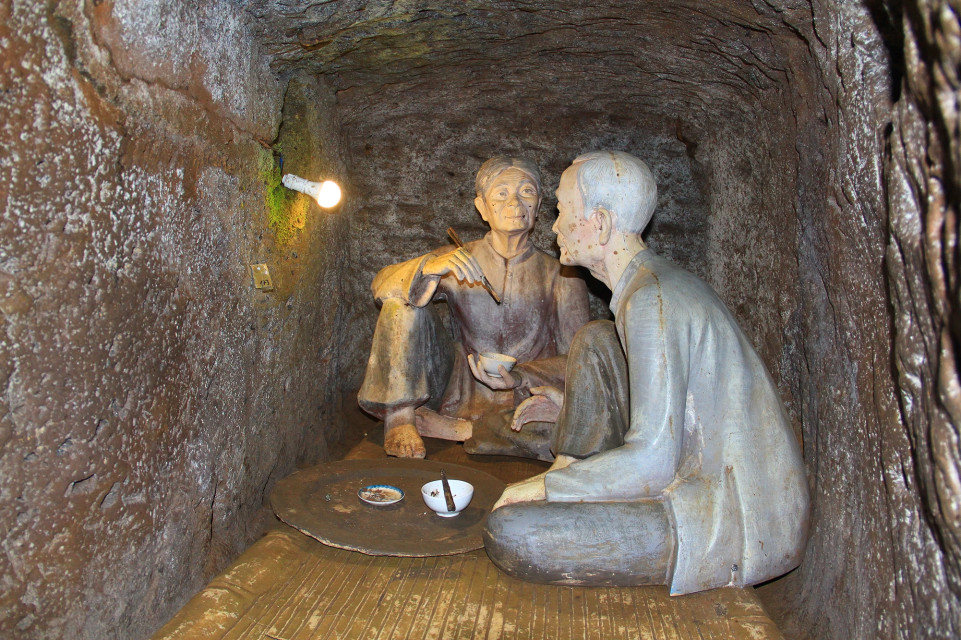 Hệ thống b&oacute;ng điện trong hầm địa đạo sẽ được thay thế - Ảnh: Q.H