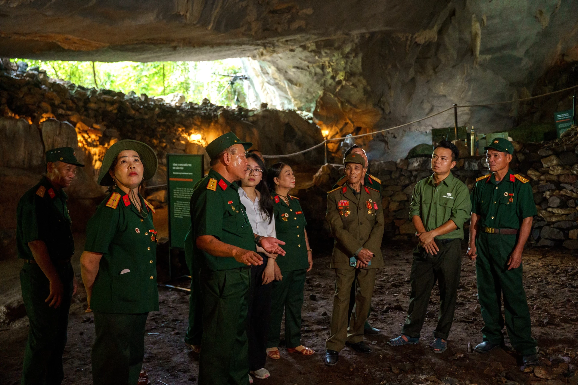 Du kh&aacute;ch trải nghiệm sản phẩm du lịch t&igrave;m hiểu lịch sử Đường Trường Sơn huyền thoại - Hang Chỉ Huy - Ảnh: T.Đ