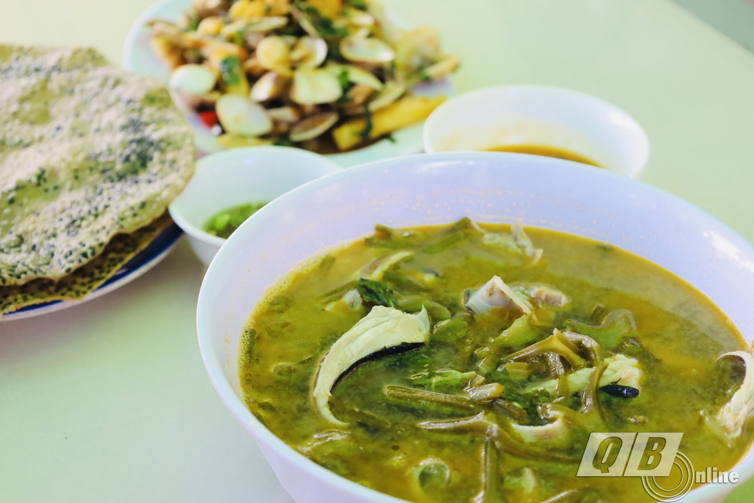 Món canh xương rồng cá đuối hấp dẫn nhiều thực khách phương xa.