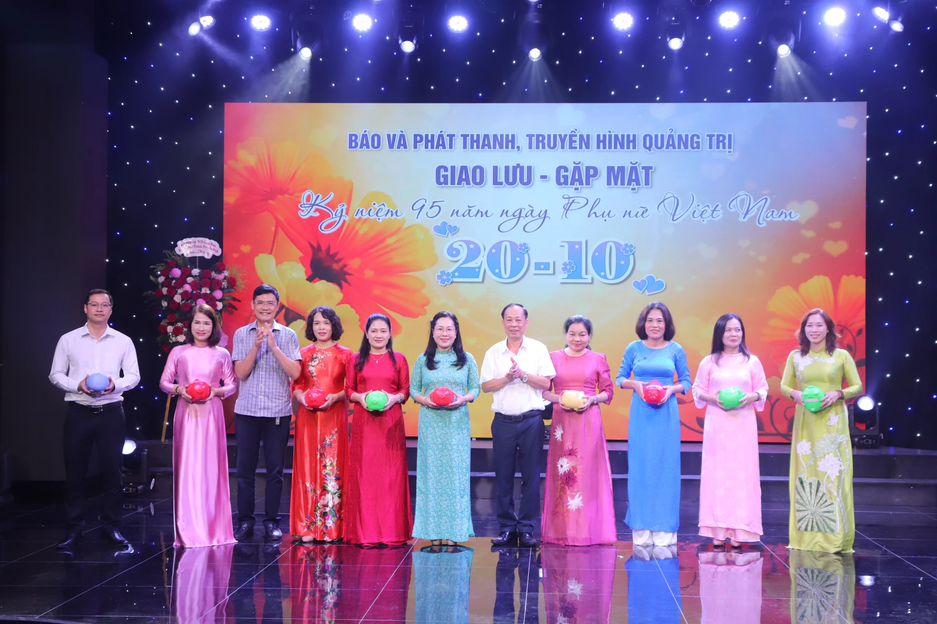 Ban Chấp hành Công đoàn Báo và PTTH Quảng Trị trao heo đất cho các tổ công đoàn - Ảnh: T.P