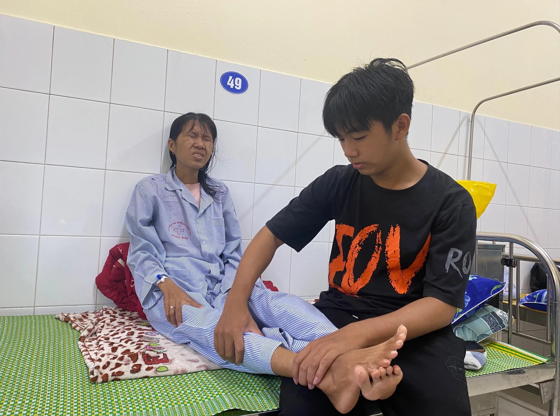 Ngo&agrave;i giờ đến lớp, Nguyễn An Duy d&agrave;nh phần lớn thời gian c&ograve;n lại trong ng&agrave;y để chăm s&oacute;c mẹ đang bị bệnh nặng- Ảnh: N.B&emsp;