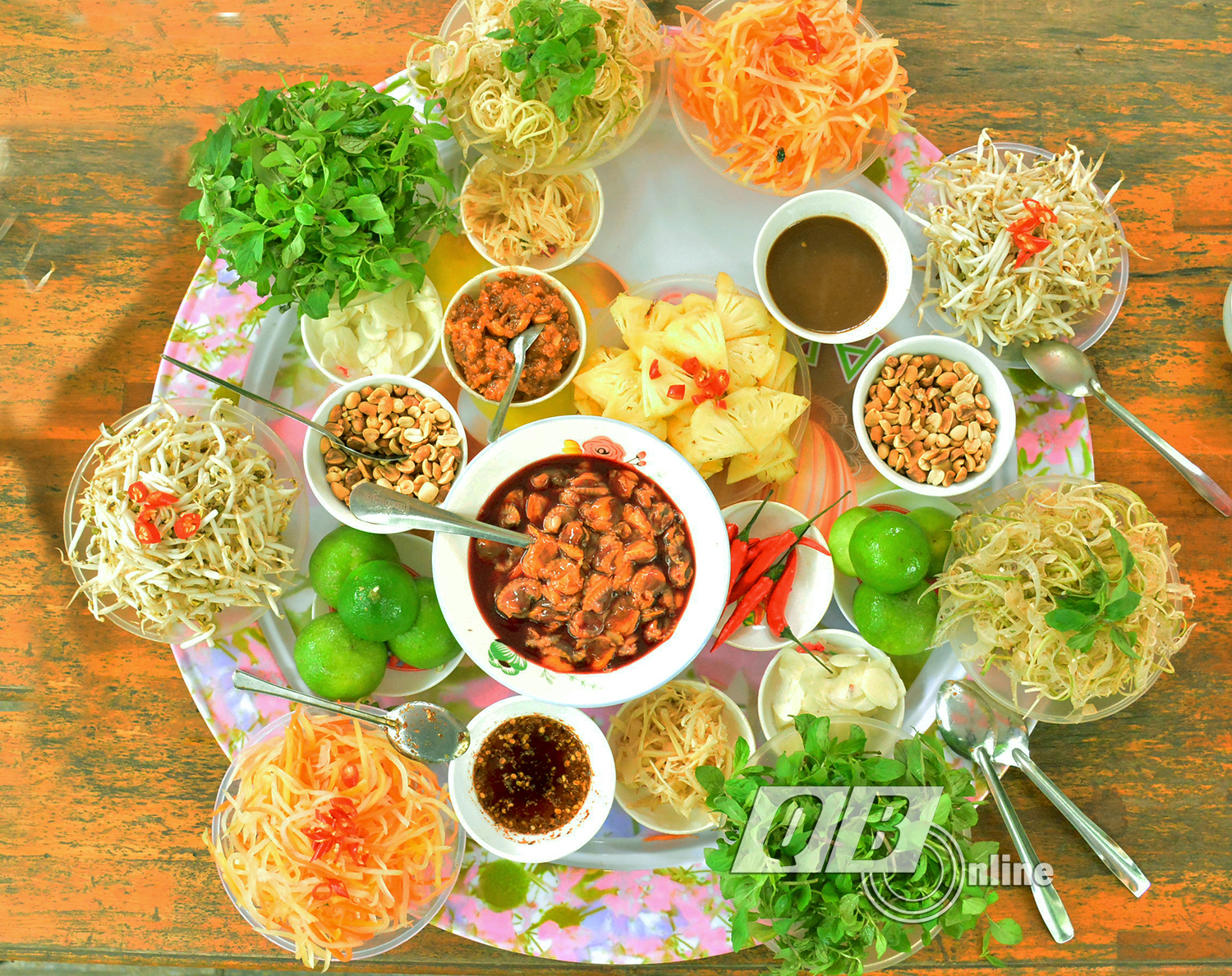 Món sò huyết lên mâm với đủ các loại gia vị chua, cay, mặn, chát...