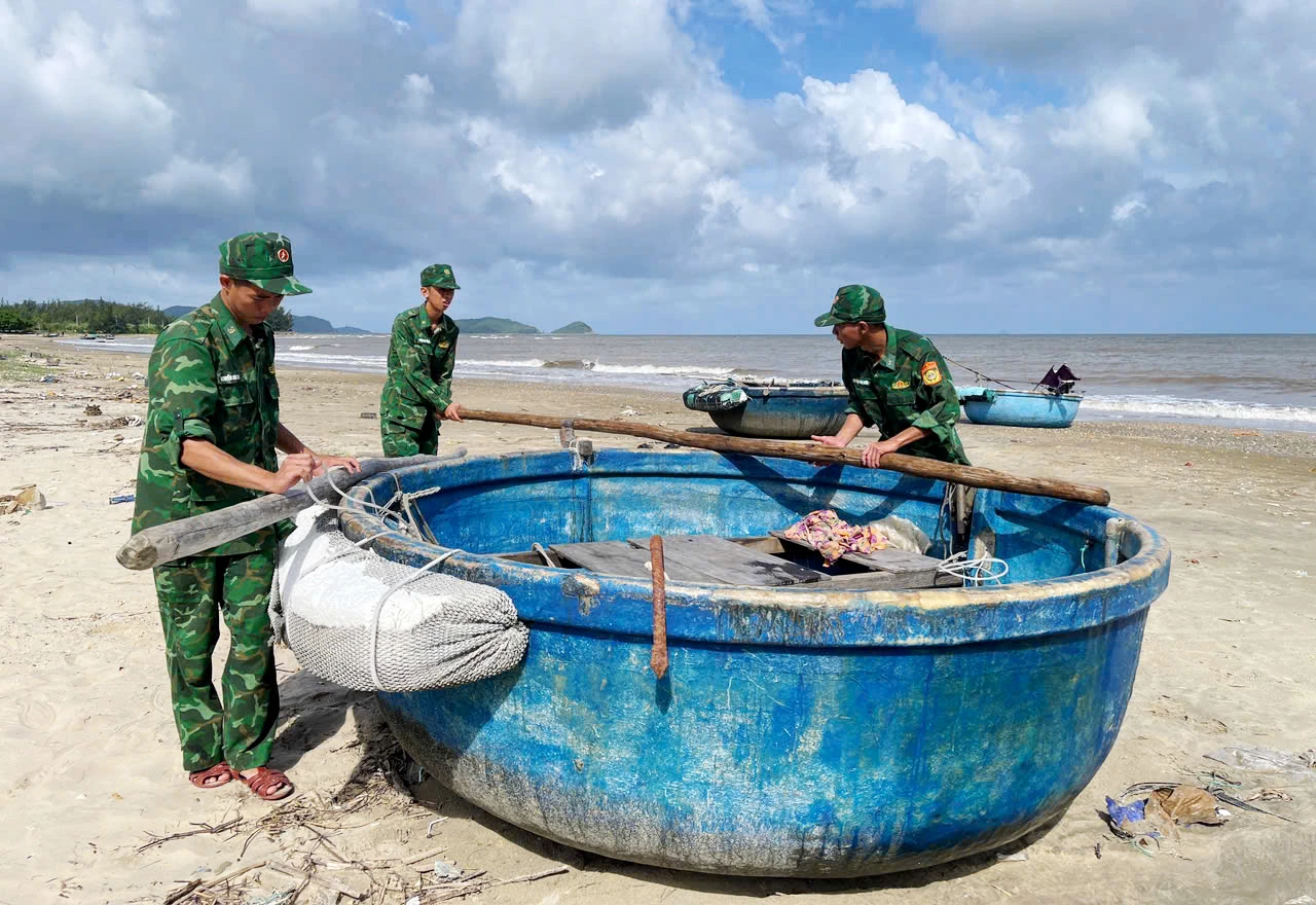 Giúp ngư dân vận chuyển phương tiện đánh bắt đến địa điểm an toàn - Ảnh: T.L