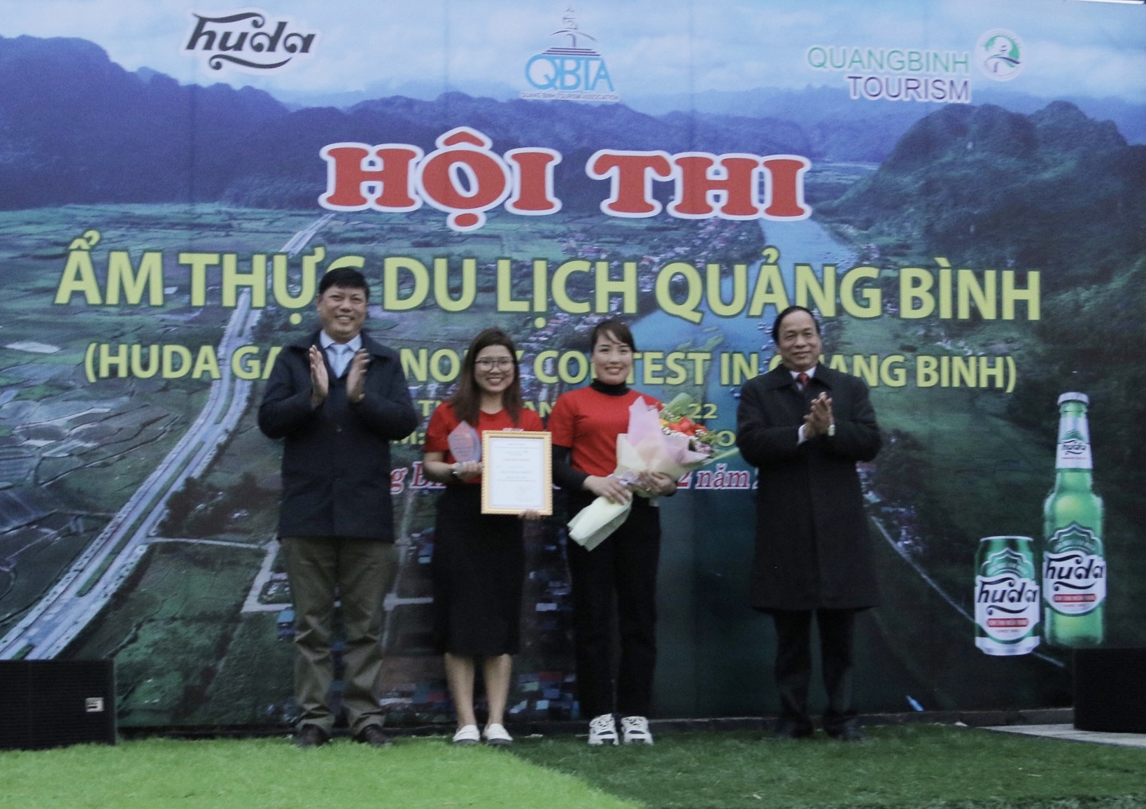 Ban tổ chức trao giải nhất cho Jungle Boss.