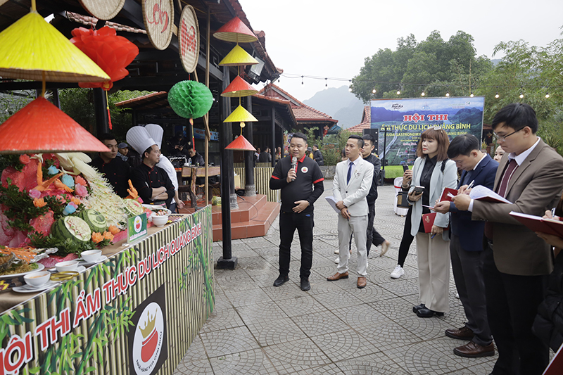 Các đội thi sẽ thuyết trình giới thiệu về cách thức chế biến, ý nghĩa của món ăn trong thời gian 3 phút.